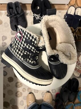 Sorel Women’s Black & Cream Houndstooth Insulated Boots